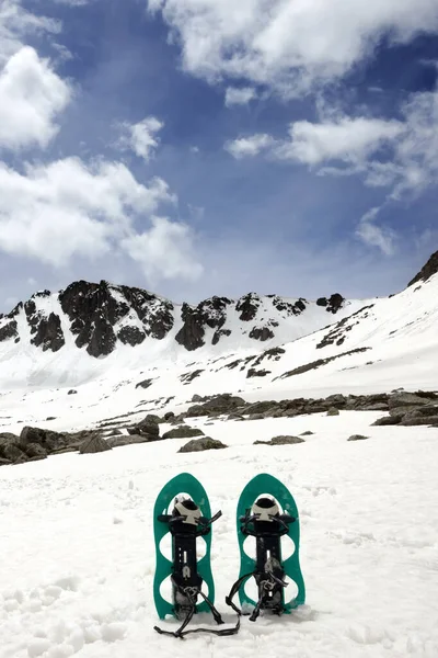 Snöskor Snöiga Berg Och Blå Molnig Himmel Turkiet Kachkarbergen Högsta — Stockfoto