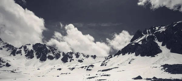 Panoramautsikt Snöig Solbelyst Platå Med Stenar Och Molnig Himmel Våren — Stockfoto