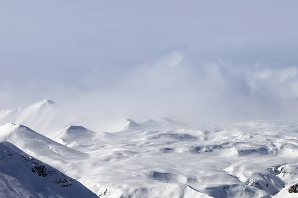霧と曇りの空に高い山で雪の高原 冬のコーカサス山脈 ジョージア州 グドーリ地方 — ストック写真