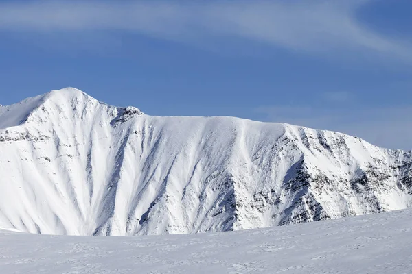 冬には日差しの強い雪の山と非圧雪のスキー場 コーカサス山脈 ジョージア州 グドーリ地方 — ストック写真