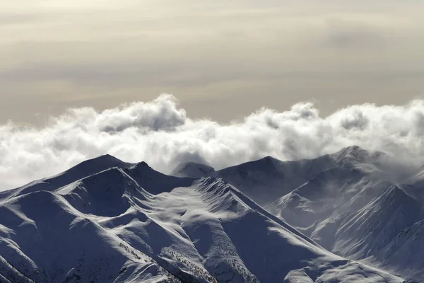 Karlı Güneşli Dağlar Sisli Bulutlu Gökyüzü Kış Akşamları Kafkasya Dağları — Stok fotoğraf