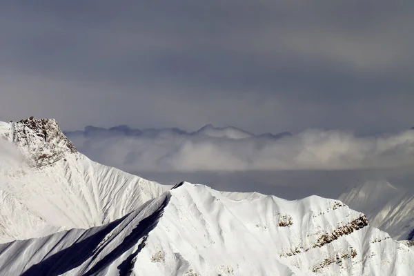 Picos Montanhas Nevadas Céu Nublado Cáucaso Montanhas Geórgia Região Gudauri — Fotografia de Stock