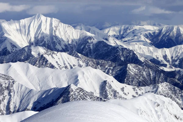 Karlı Güneşli Dağlar Kışın Bulutlu Gökyüzü Kafkasya Dağları Gürcistan Gudauri — Stok fotoğraf