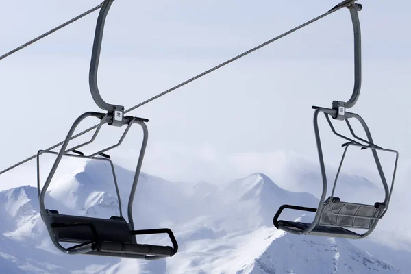 Καρέκλα Lift Στο Χιονοδρομικό Κέντρο Και Χιονισμένα Βουνά Στην Ομίχλη — Φωτογραφία Αρχείου
