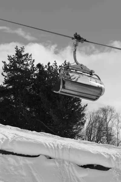 Telesilla Nieve Fuera Pista Con Rastros Esquís Tablas Snowboard Estación —  Fotos de Stock
