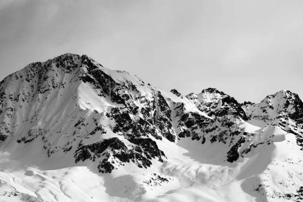 Vue Noir Blanc Sur Montagne Enneigée Ensoleillée Ciel Gris Soirée — Photo