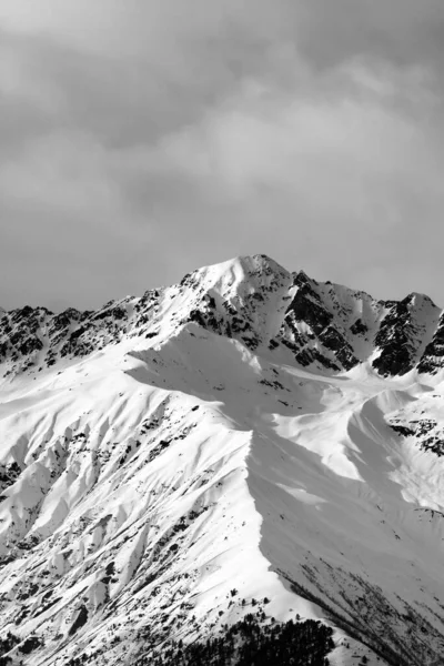 Zwart Wit Uitzicht Sneeuw Zonovergoten Berg Bewolkte Lucht Winter Avonds — Stockfoto