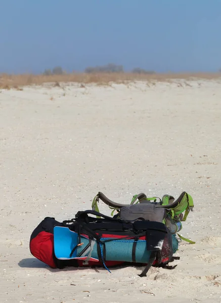 Two Big Backpacks Sleeping Pad Sand Beach Hot Sun Summer — Stock Photo, Image