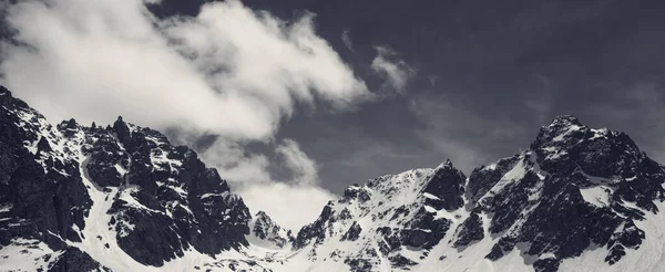 在阳光明媚的冬日里 雪山云天的全景尽收眼底 土耳其 卡其卡山脉 庞蒂克山脉的最高峰黑色和白色复古色调的风景 — 图库照片