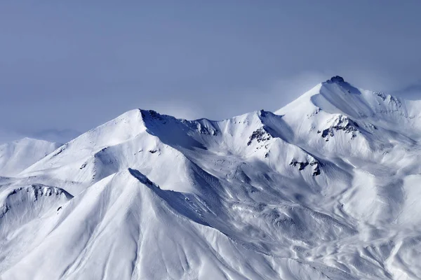 阳光灿烂的雪山笼罩在云雾中 天空阴云密布 格鲁吉亚高加索山脉 Gudauri地区 — 图库照片