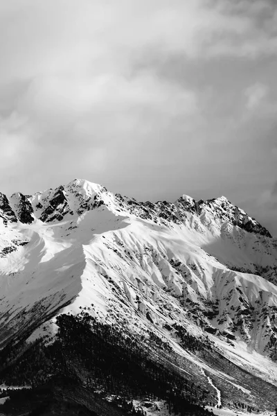 Sneeuwachtige Winterberg Bewolkte Lucht Avond Kaukasus Gebergte Svaneti Regio Van — Stockfoto