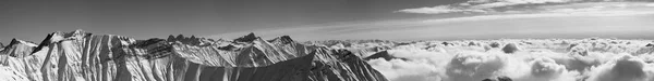 Велика Панорама Сніжних Гір Вкрита Гарними Сонячними Хмарами Сонячний Зимовий — стокове фото