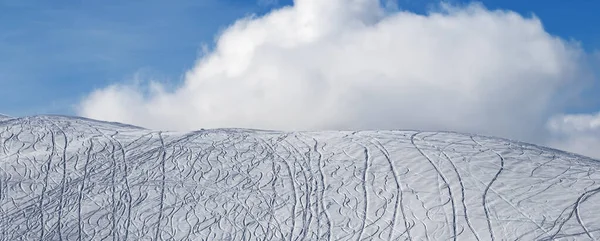 Kayak Snowboard Kış Sabahı Bulutlu Güzel Gökyüzü Izleriyle Birlikte Kar — Stok fotoğraf