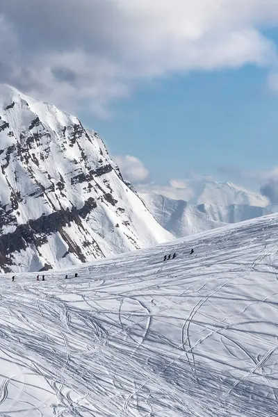 Verschneite Tiefschneehänge Zum Freeriden Mit Spuren Von Skiern Snowboards Und — Stockfoto
