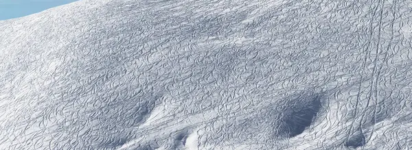 冬季滑雪板和雪板上留下的免费滑行雪地斜坡全景 — 图库照片