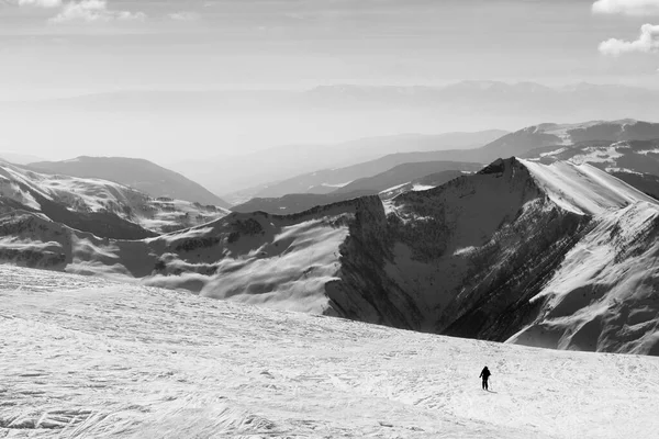 Kar Pisti Yamacında Kayakçının Silueti Güneşli Kış Sabahında Sisli Dağlarda — Stok fotoğraf