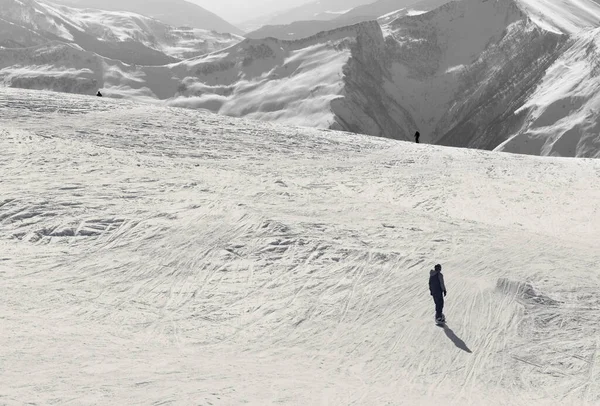 Snowboardista Lyžaři Sjíždějí Kopce Zasněžené Sjezdovce Zimním Slunci Kavkazské Hory — Stock fotografie
