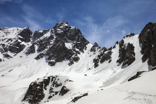 Schneebedeckte Felsen Mit Spuren Von Lawinen Und Hänge Mit Fußabdrücken — Stockfoto