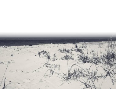 Sıcak yaz gününde, ıssız sahilde deniz ve kum. Kopya alanı olan siyah ve beyaz retro tonlu manzara.