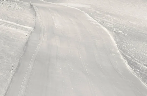 在雪地整理成雪地后 准备了雪地滑雪地 Ski度假胜地在清晨 黑色和白色复古色调的风景 — 图库照片