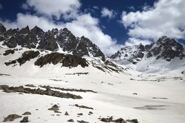 Rochas Altas Iluminadas Pelo Sol Planalto Nevado Com Pedras Céu — Fotografia de Stock