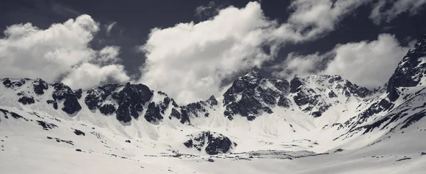 Panoramisch Uitzicht Plateau Hoge Besneeuwde Bergen Bewolkte Lucht Zonnige Lentedag — Stockfoto