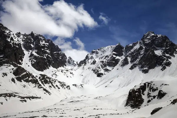 Schneebedeckte Sonnige Berge Mit Spuren Von Lawinen Und Blauer Himmel — Stockfoto
