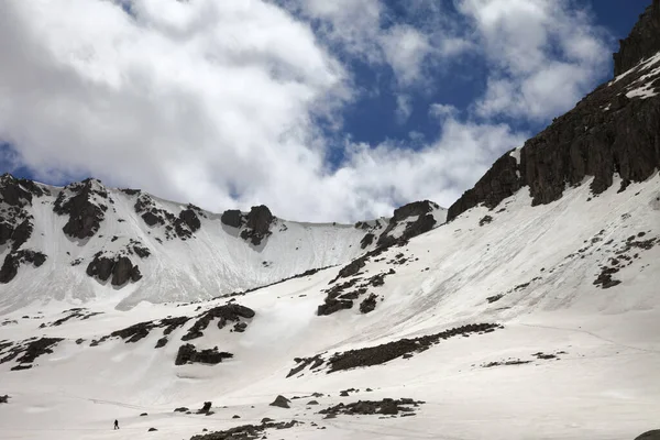Altas Montañas Con Pistas Cornisa Avalancha Nieve Meseta Nevada Cielo — Foto de Stock