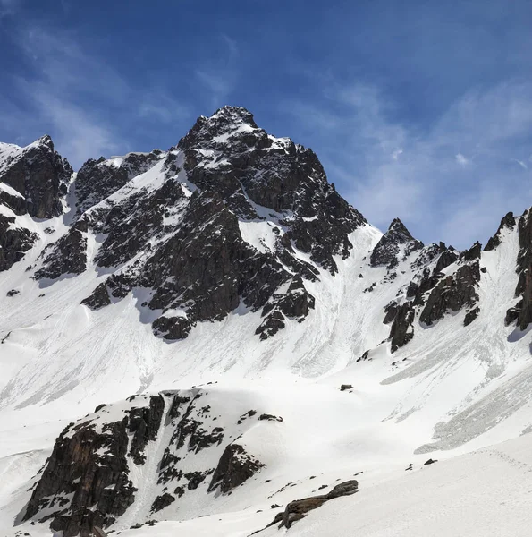 日当たりの良い春の日に雪崩からの痕跡を持つ雪の日光岩 トルコ カフカル山脈 ポントス山脈の最も高い部分 — ストック写真