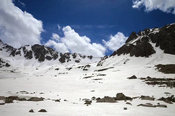Schneebedecktes Sonniges Plateau Mit Steinen Und Blauem Bewölkten Himmel Frühling — Stockfoto