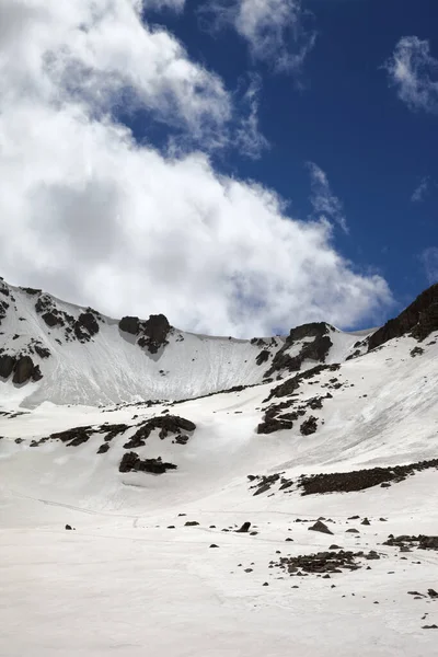 Sunlit Ορεινό Πέρασμα Χιόνι Cornice Και Μπλε Συννεφιασμένο Ουρανό Βράδυ — Φωτογραφία Αρχείου