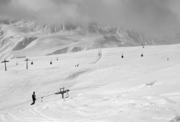 Snowboarder Κατέβει Χιονισμένη Πλαγιά Σκι Και Ψηλά Βουνά Σκοτεινό Σύννεφο — Φωτογραφία Αρχείου
