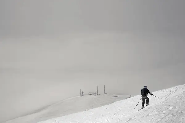 Lyžař Před Sjezdem Svahu Pro Freeriding Zatažené Zamlžené Nebe Bílého — Stock fotografie
