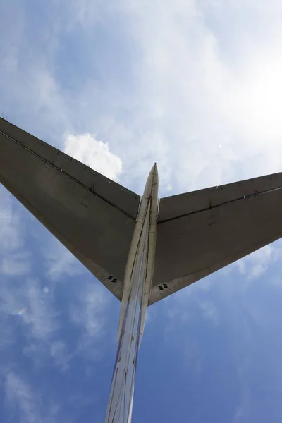 Ein Teil Des Flugzeughecks Und Sonnenbeschienener Blauer Himmel Mit Wolken — Stockfoto