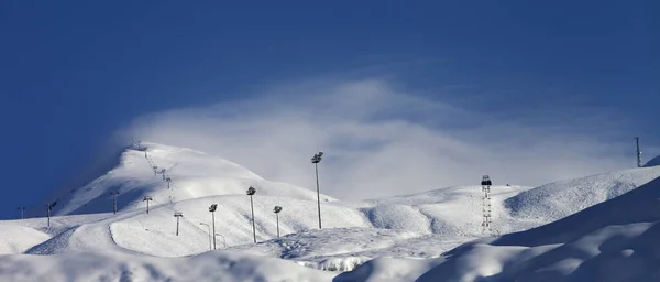 朝の雪質のスキー場やロープウェイでのパノラマビュー 冬のコーカサス山脈 ジョージア州 グドーリ州 — ストック写真