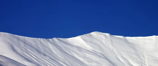 Panoramisch Uitzicht Besneeuwde Piste Helling Blauwe Heldere Lucht Mooie Winterdag — Stockfoto