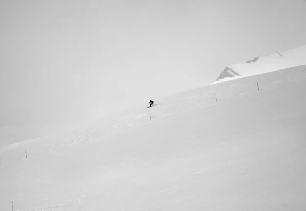 Skifahrer Bergab Auf Schneebedeckter Piste Und Berge Nebel Grauen Wintertag — Stockfoto