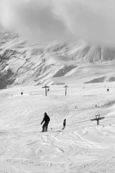 Kar Kayağı Yamacındaki Snowboardcular Bulutlu Yüksek Dağlar Gürcistan Gudauri Bölgesi — Stok fotoğraf