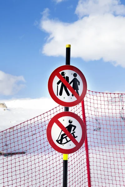 Снежный Склон Забор Два Запретных Знака Горнолыжном Курорте Солнечный Зимний — стоковое фото