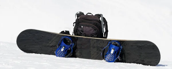 Kar Kayak Tahtası Siyah Sırt Çantası Kar Yamacında Kış Dağlarında — Stok fotoğraf