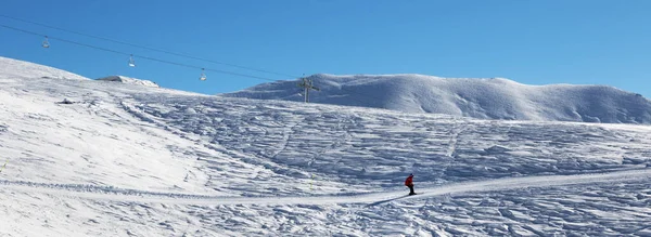 Skiër Afdaling Besneeuwde Skipiste Bij Zonsopgang Georgia Regio Gudauri Kaukasus — Stockfoto