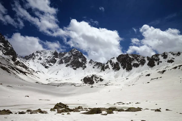 Meseta Altas Montañas Nevadas Con Lago Helado Cubierto Nieve Soleado — Foto de Stock