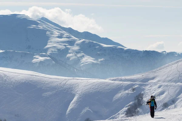 Σκιέρ Πηγαίνει Χιονισμένο Δρόμο Ηλιόλουστο Χειμωνιάτικο Πρωινό Καύκασος Βουνά Γεωργία — Φωτογραφία Αρχείου