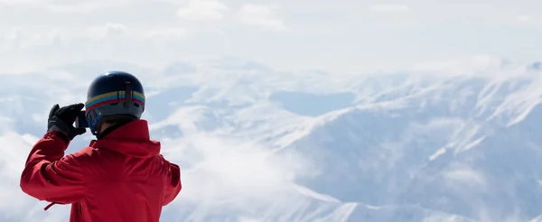 Snowboardcu Kamera Önünde Fotoğraf Çekiyor Arka Planda Sisli Dağlar Var — Stok fotoğraf