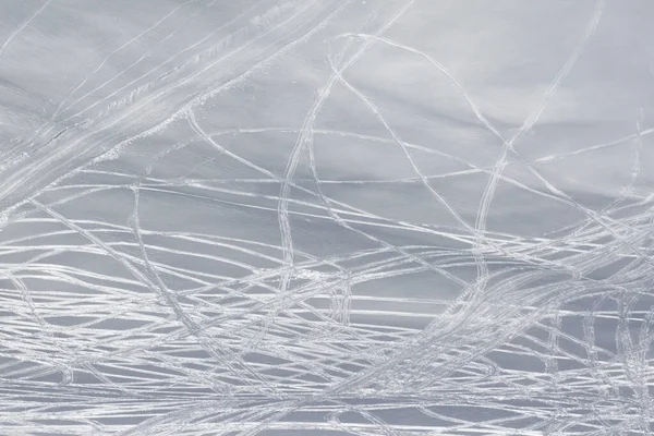 在阳光明媚的冬日 雪地上有雪橇和雪板的痕迹 — 图库照片
