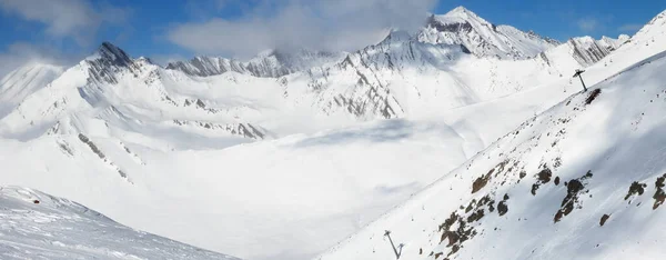 Vista Panorámica Sobre Rastros Freeride Nevado Montañas Las Nubes Día —  Fotos de Stock