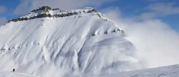 スキー スノーボード 雪崩の痕跡を持つスキーや雪のオフスキー場 コーカサス山脈の雲の中に太陽の冬の日 ジョージア州 地域グドーリ パノラマビュー — ストック写真
