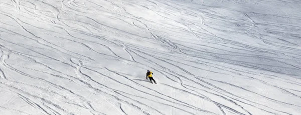 Lyžař Sjíždí Kopce Zasněžené Sjezdovce Slunci Zimní Den Sněžení Panoramatický — Stock fotografie