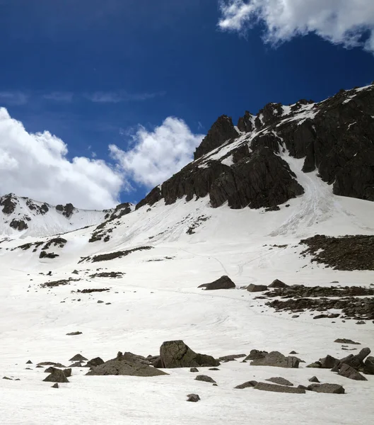 Schneebedecktes Sonniges Plateau Mit Steinen Und Blauem Bewölkten Himmel Einem — Stockfoto