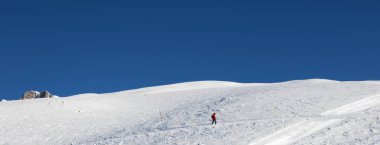 Soğuk kış gününde, karlı yamaçta kar kaykaycısı. Kafkasya Dağları, Gürcistan, bölge Gudauri. Panoramik görünüm.